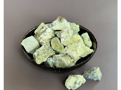 surové minerály a polodrahokamy, surovina ze serpentinitu